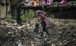 Une enfant traverse une décharge à Maputo, le 14 octobre 2014