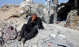 Un homme est assis au milieu des décombres du commissariat du quartier de Cheikh Radwan dans la ville de Gaza, après une frappe aérienne israélienne, le 31 janvier 2026