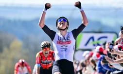 Le coureur slovène Tadej Pogacar, intouchable depuis le début de la saison, célèbre sa victoire sur la ligne d'arrivée de la Flèche Wallonne, le 19 avril 2023 à Huy (Belgique)