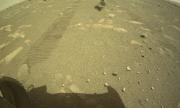 Image diffusée par la Nasa le 4 avril 2021 du mini-hélicoptÚre Ingenuity, prÚs du rover Perseverance, sur Mars