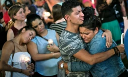 Des personnes se consolent lors d'une veillée funèbre à Orlando le 13 juin 2016