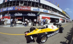 La Renault d'Alain Prost, lors du Grand Prix de France sur le circuit Paul Ricard du Castellet, le 17 avril 1983
