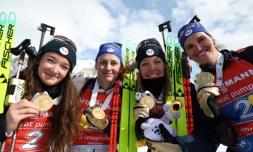 Les Françaises savourent leur médaille d'or du relais, remportée aux Mondiaux de biathlon de Lenzerheide (Suisse), le 22 février 2025