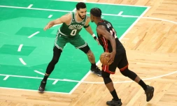 Jason Tatum, des Boston Celtics, en défense face à Jimmy Butler, du Miami Heat, pendant le septiÚme match de la finale de la Conférence est de la NBA, le 29 mai 2023 à Boston