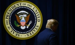 Le président américain Donald Trump quitte le podium après s'être exprimé depuis la Maison Blanche le 19 décembre 2019