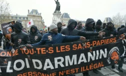 Des manifestants contre la loi immigration à Paris le 22 décembre 2023