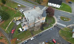 Cette vue aérienne montre la construction en cours d'un point d'accÚs canadien à la bibliothÚque Haskell, qui est traversée par la frontiÚre canado-américaine, marquée par des rochers, à Stanstead le 22 octobre 2025