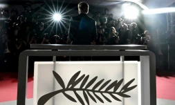 Le réalisateur et scénariste suédois Ruben Ostlund pose après avoir remporté la Palme d'Or pour le film "Sans filtre" lors de la cérémonie de clôture de la 75e édition du Festival de Cannes à Cannes, le 28 mai 2022 