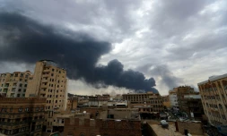 Une colonne de fumée s'élève de Sanaa après une frappe aérienne israélienne, le 6 mai 2025