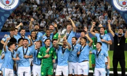 Les joueurs de Manchester City célÚbrent aprÚs avoir remporté la Supercoupe de l'UEFA 2023 face à Séville au stade Georgios Karaiskakis du Pirée, le 16 août 2023