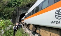 Photo diffusée le 2 avril 2021 par le Centre en charge des opérations de secours montrant le déraillement d'un train dans un tunnel, dans le comté de Hualien, dans l'est de Taïwan