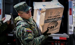 L'armée équatorienne distribue le matériel électoral dans les bureaux de vote de Quito, le 19 août 2023