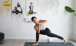 La fondatrice de YogaUP Chaukei Ngai explique une posture de yoga pendant un cours en streaming par Zoom à Hong Kong le 30 mars 2020