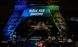 "Made for Sharing" ("Venez partager"), le slogan officiel de la candidature de Paris pour les JO-2024 projeté sur la Tour Eiffel, le 3 février 2017