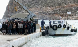 Des migrants débarquent d'un bateau au port de Kali Limenes, à Héraklion, dans le sud de la CrÚte, le 21 février 2026