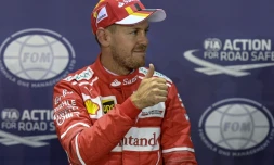 L'Allemand Sebastian Vettel (Ferrari) pose sur le podium après avoir obtenu la pole position du GP de Singapour sur le circuit de Marina Bay, le 16 septembre 2017