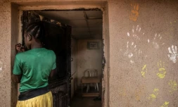 Une enfant de 12 ans, chassée de son foyer par les jihadistes de Boko Haram, qui a quitté un camp de déplacés géré par un pasteur évangélique nigérian accusé d'abus, photographiée le 5 juillet 2019 à Abuja.