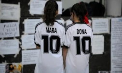 Des admiratrices de Diego Maradona devant la clinique où la légende du football est hospitalisée à Olivos, le 5 novembre 2020