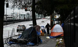 Des tentes de sans-abris sur un trottoir de Portland, le 24 janvier 2024 en Oregon
