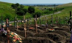 Des tombes récentes en grand nombre au cimetière de Vinogradnoe, dans la région de Donetsk, est de l'Ukraine, le 15 juillet 2022
