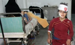 Une jeune syrienne blessée qui a perdu des membres de sa famille dans des frappes aériennes sur le village de Quneitra, est prise en charge dans un hôpital d'Idleb, le 25 septembre 2017