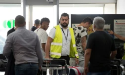 Le star brésilienne de football Neymar (g) passe le portique de sécurité à l'aéroport de Barcelone, destination Paris, le 4 août 2017