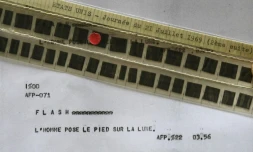 Photo, prise le 24 mai 2019, du flash de l'AFP annonçant le premier pas de l'homme sur la Lune, publié le 21 juillet 1969 à 02H56 GMT et conservé sur microfilm