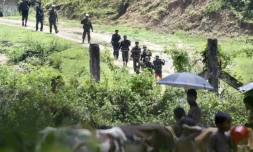 Des soldats birmans patrouillent dans un camp près du village d'Ukhia, entre la Birmanie et le Bangladesh, le 16 septembre 2017