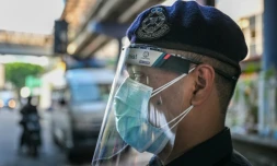 Un policier porte une double protection sur le visage Ă Kuala Lumpur le 1er juin 2021