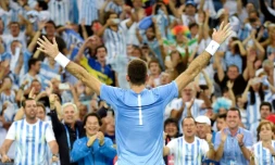 Juan Martin del Potro devant les fans de l'équipe d'Argentine victorieuse de la Coupe Davis en Croatie, le 27 novembre 2016