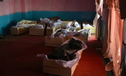 Des cercueils posés dans une mosquée à l'intérieur d'un hôpital, photographiés le 12 août 2018 dans la province de Ghazni, où des combats ont eu lieu avec les talibans