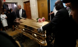 Le cercueil doré d'Aretha Franklin est transporté au cimetière Woodlawn à Detroit, le 31 août 2018