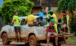 Une jeune fille est évacuée d'une zone inondée par des sauveteurs dans le village laotien de Sanamxai, le 28 juillet 2018.