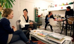 A partir de la gauche: Agathe, Maud, Grégoire et son fils Jasmin, et Emmanuel, le 5 janvier 2017. Les deux couples vivent en coloc dans le XIe arrondissement à Paris