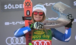 La Néo-Zélandaise Alice Robinson pose sur le podium avec son trophée après avoir remporté le géant de Sölden, le 26 octobre 2019   