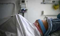 La France doit-elle reconnaître une décision de justice étrangère validant la filiation entre les parents d'intention et un enfant né d'une gestation pour autrui (GPA), alors que cette méthode de procréation reste interdite dans l'Hexagone ? 