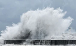 De fortes vagues déferlent le long de la cÎte à Yilan, alors que le typhon Bavi se dirige vers le nord-est de Taïwan, le 10 juillet 2026