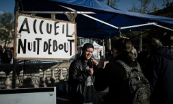 Un participant de Nuit Debout informe les passants, le 3 mai 2016 Place de la République à Paris