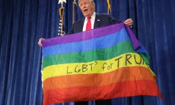 Le président américain Donald Trump tenant un drapeau arc-en-ciel le 30 octobre 2016 dans le Colorado