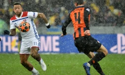 L'attaquant de Lyon Memphis Depay (g) face au défenseur du Shakhtar Donetsk Serhiy Kryvtsov en Ligue des champions, le 12 décembre 2018 à Kiev