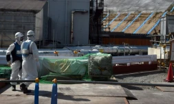 Des travailleurs à la centrale nucléaire accidentée de Fukushima, le 9 octobre 2015