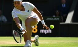 La Tunisienne Ons Jabeur pendant sa demi-finale du tournoi de Wimbledon contre l'Allemande Tatjana Maria le 7 juillet 2022 Ă Londres