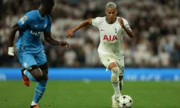 Le Brésilien de Tottenham Richarlison (d) à l'attaque devant le Marseillais Eric Bailly, le 7 septembre 2022 à Londres