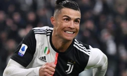 L'attaquant vedette de la Juventus Turin, le Portugais Cristiano Ronaldo, savoure son troisiĂšme but inscrit face Ă Cagliari, en championnat d'Italie le 6 janvier 2020 Ă Turin.