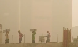 Des ouvriers sur un chantier de construction, un jour de forte pollution à New Delhi, le 7 novembre 2017 en Inde