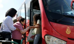 Des Israéliens ùmontent à bord d'un bus pour évacuer la ville de Sderot, dans le sud d'Israël, vers des zones plus sûres, le 15 octobre 2023