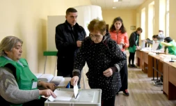 Une femme vote à Tbilissi, le 28 octobre 2018 en Géorgie