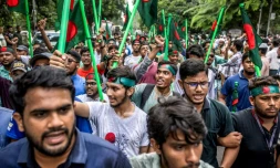 Des manifestants empêchent un rassemblement des partisans de l'ancienne Première ministre bangladaise Sheikh Hasina le 15 août à Dacca