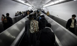 Des voyageurs dans un couloir de la station de métro Chatelet à Paris, le 17 décembre 2019