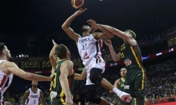 Le Français Rudy Gobert (c) lors de la qualification des Bleus pour les quarts de finale de la Coupe du monde aprÚs leur victoire 78-75 sur la Lituanie à Nankin le 7 septembre 2019